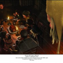 A Christmas Carol: l'anziano Scrooge (a lato) osserva una scena