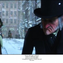 A Christmas Carol: l'anziano Scrooge è doppiato da Jim Carrey.