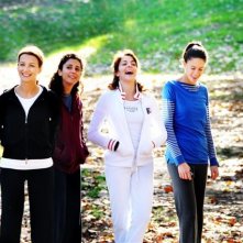 Claudia Gerini (al centro, con la tuta bianca) in una scena del film Meno male che ci sei, di Luis Prieto