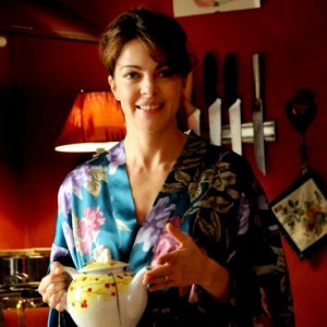 Look orientale per Claudia Gerini in una sequenza del film Meno male che ci sei