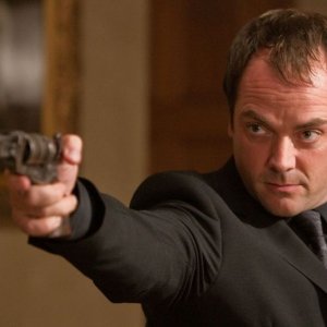 Supernatural: Mark Sheppard in una scena dell'episodio Abandon All Hope...