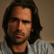 Un primo piano di Colin Farrell in una scena di Triage