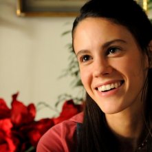 Una sorridente Chiara Martegiani nel film Meno male che ci seim, di L. Prieto