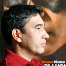 Urbano Palacio durante una presentazione del film La terra degli uomini rossi - Birdwatchers. 