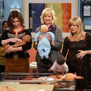 Accidentally on Purpose: Jenna Elfman, Ashley Jensen e Lennon Parham in una scena dell'episodio Class