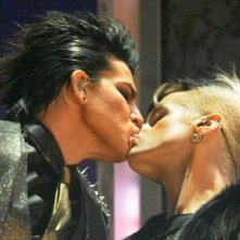 Bacio gay per Adam Lambert durante la sua performance agli American Music Awards 2009