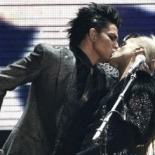 Bacio gay per Adam Lambert durante una performance agli American Music Awards 2009