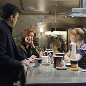 Castle: Molly C. Quinn, Nathan Fillion e Susan Sullivan nell'episodio The Fifth Bullet