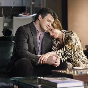 Castle: Nathan Fillion e Susan Sullivan nell'episodio The Fifth Bullet