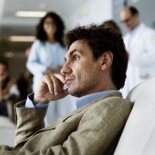 Fabrizio Gifuni in una scena de L'uomo nero