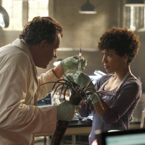 Fringe: John Noble e Jasika Nicole in una scena dell'episodio Snakehead