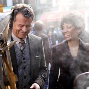 Fringe: John Noble e Jasika Nicole nell'episodio Snakehead