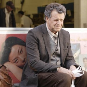 Fringe: John Noble in un'immagine dell'episodio Snakehead
