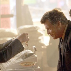 Fringe: John Noble in un momento dell'episodio Snakehead