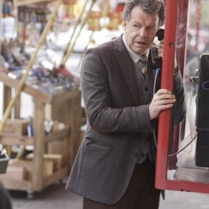 Fringe: John Noble in una scena dell'episodio Snakehead