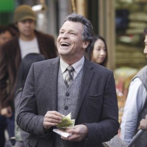 Fringe: un sorridente John Noble nell'episodio Snakehead