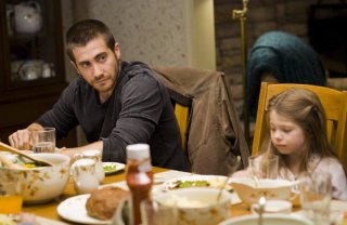 Jake Gyllenhaal e Taylor Geare in una scena di Brothers