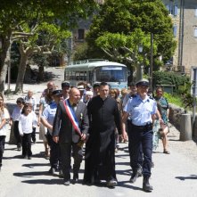Jean-Marie Bigard (al centro) in una scena della commedia Senti chi dice messa (Le missionnaire)