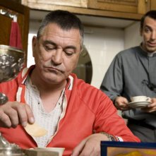 Jean-Marie Bigard e David Strajmayster (alle sue spalle) in una scena della commedia Senti chi dice messa (2009)