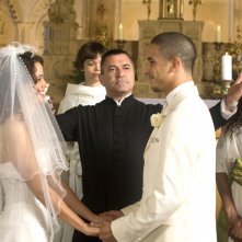 Jean-Marie Bigard in una scena della commedia Senti chi dice messa (Le missionnaire)