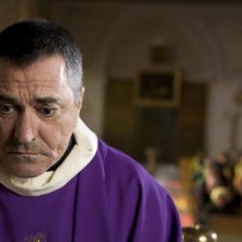 Jean-Marie Bigard in una scena della commedia Senti chi dice messa (Le missionnaire, 2009)