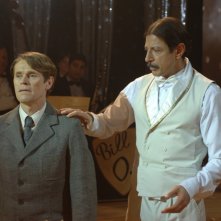 Jeff Goldblum accanto a Willem Dafoe in una scena del film Adam Resurrected, del 2008