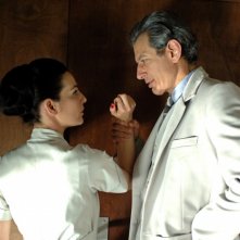 Jeff Goldblum con Ayelet Zurer in una scena di Adam Resurrected
