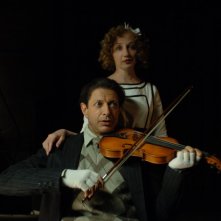 Jeff Goldblum suona il violino in una scena del film Adam Resurrected