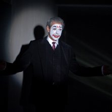 Jeff Goldblum truccato da clown in una scena del film Adam Resurrected