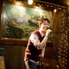 Joseph Gordon-Levitt al microfono in una scena del film 500 giorni insieme