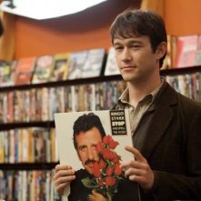 Joseph Gordon-Levitt con un disco di Ringo Starr in una scena del film 500 giorni insieme (2009)