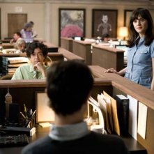 Joseph Gordon-Levitt (di spalle) con Zooey Deschanel in una scena della commedia 500 giorni insieme (2009)