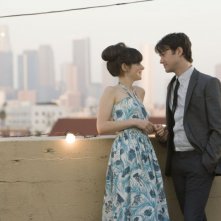 Joseph Gordon-Levitt e Zooey Deschanel in un'immagine suggestiva del film 500 giorni insieme