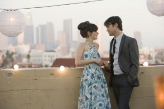 Joseph Gordon-Levitt e Zooey Deschanel in un'immagine suggestiva del film 500 giorni insieme