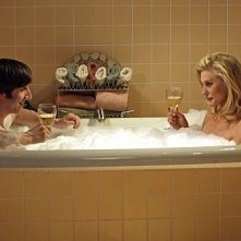 Katee Sackhoff e Simon Helberg in una scena dell'episodio The Vengeance Formulation di The Big Bang Theory