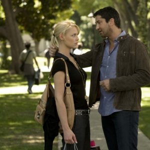 Katherine Heigl insieme a Gerard Butler in una sequenza del film La dura verità (2009)