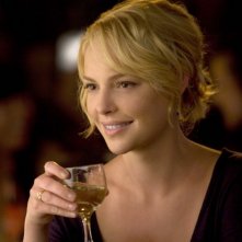 Katherine Heigl sorseggia del vino in una scena del film La dura verità (2009)