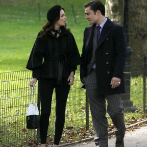 Leighton Meester e Ed Westwick a piedi nel parco nell'episodio The Last Days of Disco Stick di Gossip Girl