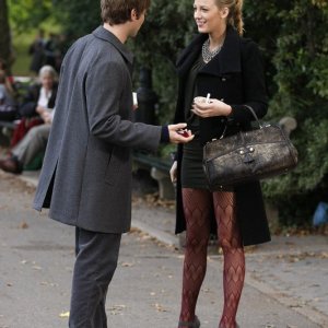 Nate (Chace Crawford) e Serena (Blake Lively) nel parco in un momento dell'episodio The Last Days of Disco Stick