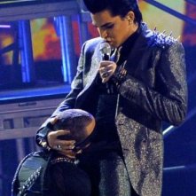 Performance shock per Adam Lambert agli American Music Awards 2009, con sesso orale simulato sul palco