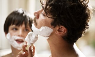 Riccardo Scamarcio e Guido Giaquinto in una scena de L'uomo nero