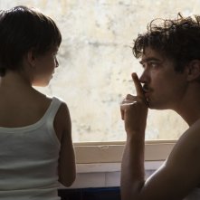 Guido Giaquinto e Riccardo Scamarcio in una scena del film L'uomo nero