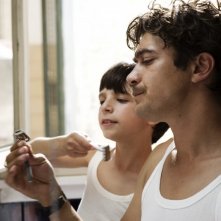 Riccardo Scamarcio e Guido Giaquinto in una sequenza de L'uomo nero