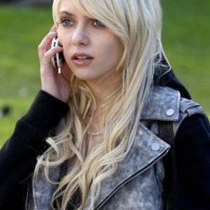 Una scena nell'episodio The Last Days of Disco Stick di Gossip Girl con Jenny (Taylor Momsen) al cellulare
