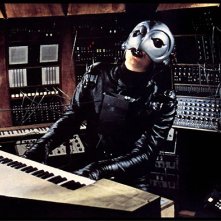 William Finley in una scena del film Il fantasma del palcoscenico (1974)