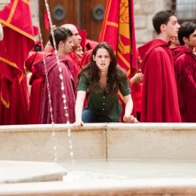 Bella (Kristen Stewart) si appresta ad attraversare la fontana della piazza, in una scena del film The Twilight Saga: New Moon