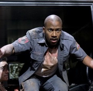 Columbus Short in una scena del film Armored