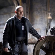 Jean Reno in una scena del film Armored