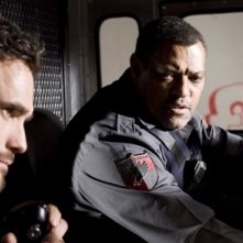 Matt Dillon e Laurence Fishburne nel film Armored