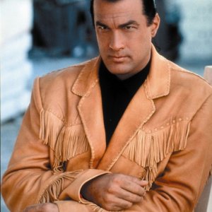 Steven Seagal è la star di Fire Down Below - L'inferno sepolto (1997)